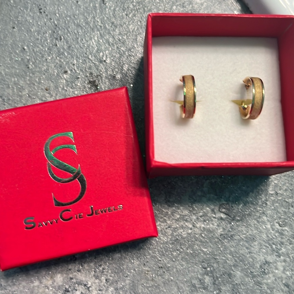 18k gold earrings never worn